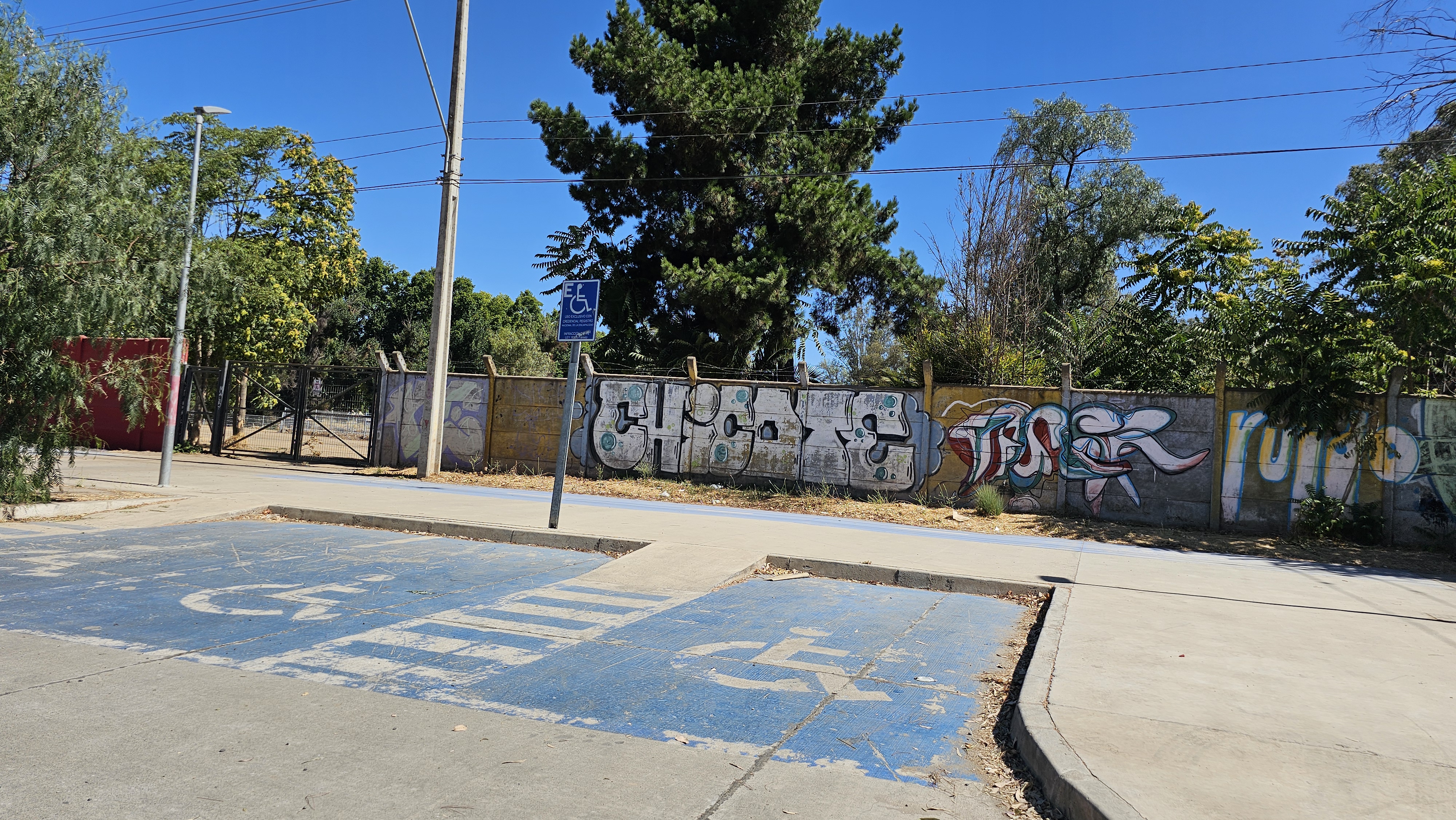 Fotografía Estacionamiento para personas con discapacidad triple desde un enfoque más alejado, cuenta con el espacio suficiente